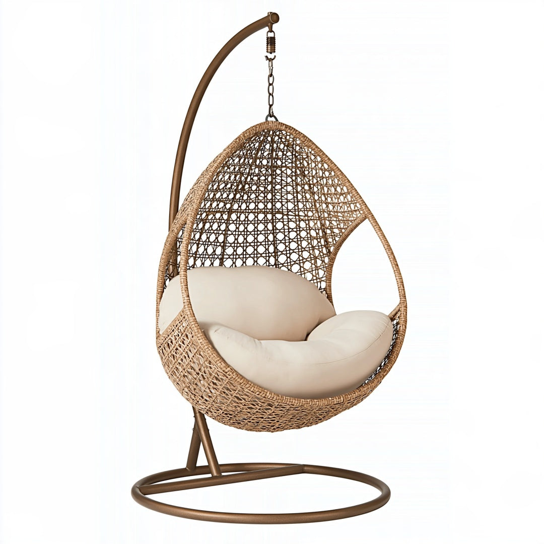 Poltrona sospesa in rattan naturale e metallo marrone, stile boho, misura 105x105x195 cm, ideale per relax.