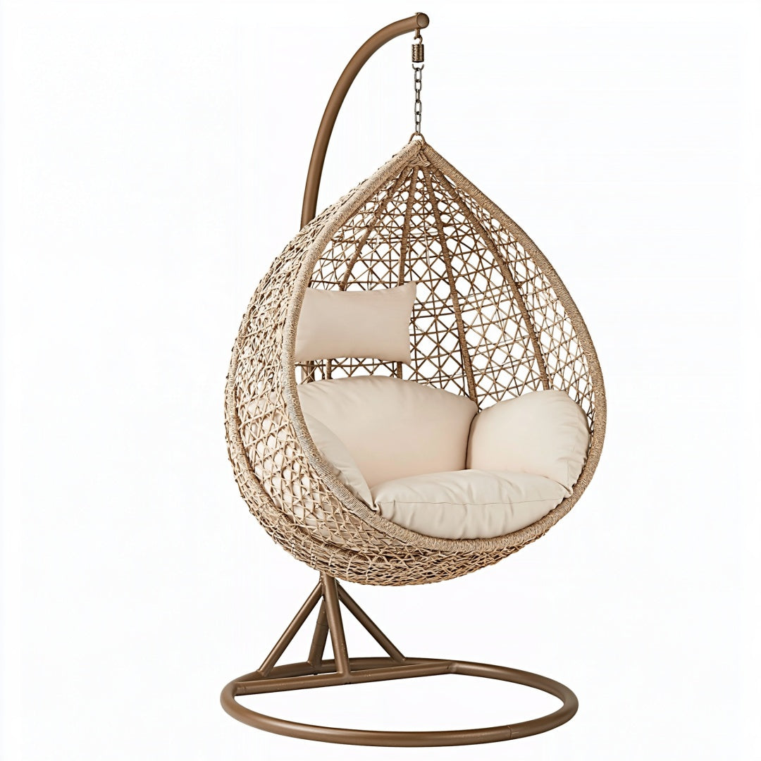 Poltrona sospesa in fibra intrecciata beige con struttura in metallo, stile boho da interno, misura 110x110x195 cm.