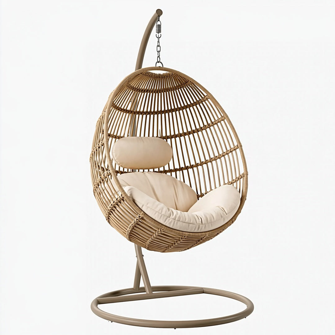 Poltrona sospesa in rattan beige con supporto in metallo, dimensioni 110x110x195 cm, stile boho, design elegante.